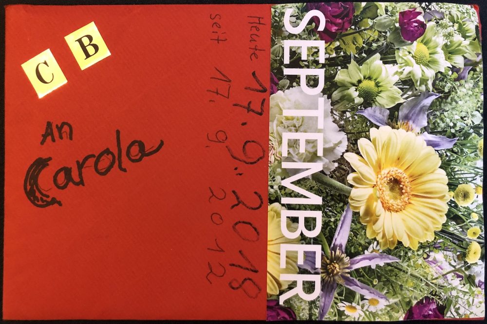 Ein roter Briefumschlag adressiert an Carola