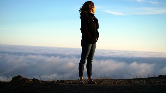 Eine Frau alleine auf einem Berggipfel