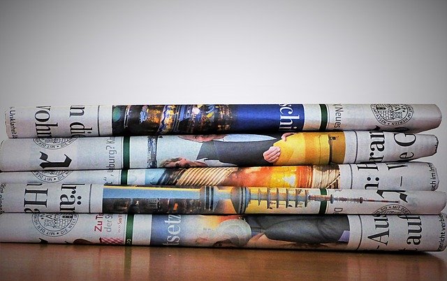 Ein Stapel von gefalteten Zeitungen