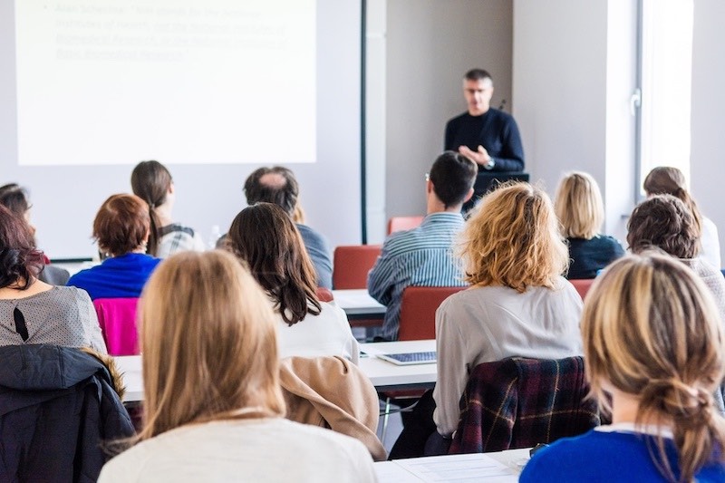 Klassenraum mit Erwachsenen auf Weiterbildung